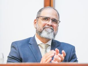 Thumbnail Superintendente da Liga Álvaro Bahia é homenageado pela Câmara de Cruz das Almas por contribuição à saúde pública e à infância