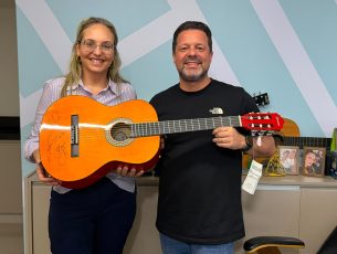 Thumbnail Hospital da Criança de Maringá recebe doação recorde de cinco toneladas de alimentos e violão autografado por Luan Santana