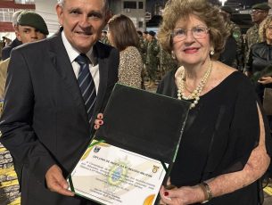 Thumbnail Presidente de honra da Liga Álvaro Bahia recebe homenagem do Exército Brasileiro